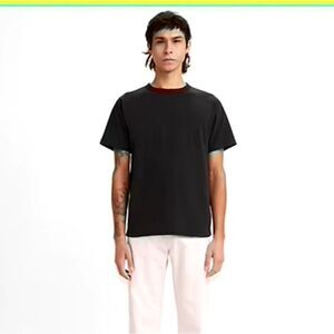 Levi's CLASSIC T-SHIRT with standard fit‎ Size L in Black NWT and in packaging